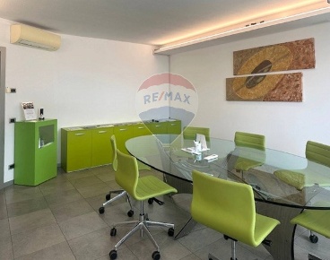 Foto Locale commerciale in Via Case Sparse Europa, Nembro Centro di 163 m²