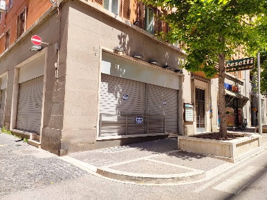 Foto Locale commerciale in Viale Marconi, Viterbo di 200 m² con 5 locali