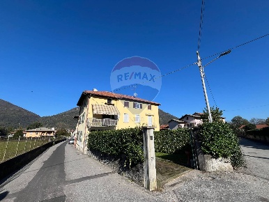 Foto Case semi ndipendenti in Via Giuseppe Verdi, Cuvio Centro di 180 m²