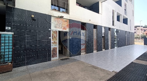 Foto Locale commerciale in Via Aiana, Elmas di 60 m² con 1 locali