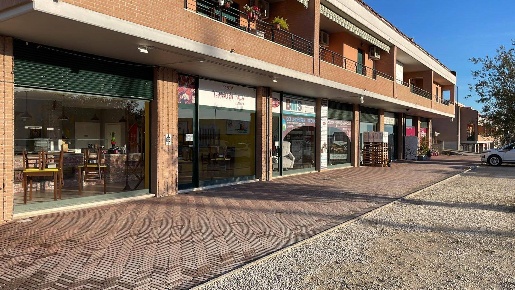 Foto Locale commerciale in San Nicolo Via Galilei, Teramo di 600 m²