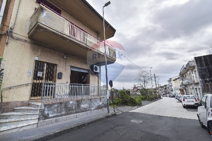 Foto Locale commerciale in Via Firenze, Aci Castello Centro di 77 m²