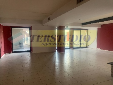 Foto Negozio in Via Don Angelo Pedrinelli, Carvico di 150 m² con 1 locali
