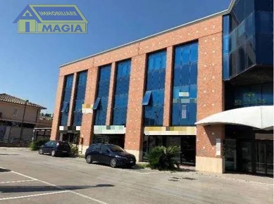 Foto Locale commerciale a San Benedetto del Tronto Porto d'Ascoli di 660 m²