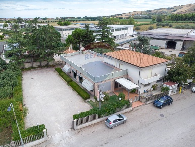 Foto Attività commerciale a Pineto Zona Industriale di Scerne di 430 m²