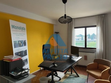 Foto Ufficio a Vinci di 70 m² con 3 locali in affitto