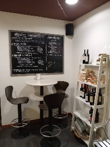 Foto Attività commerciale in via nazionale, Novate Mezzola Centro di 65 m²