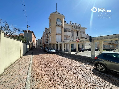 Foto Negozio in via lissenzio, Lonate Pozzolo Centro di 228 m² con 5 locali