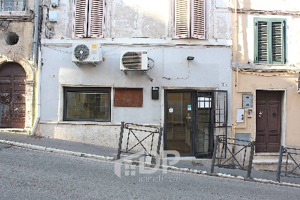 Foto Locale commerciale in Via Roma, Palombara Sabina Centro di 35 m²