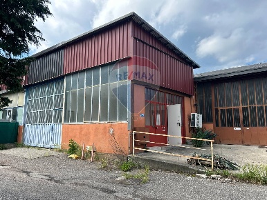 Foto Laboratorio in Via Rossini, Saltrio di 400 m² con 3 locali in vendita