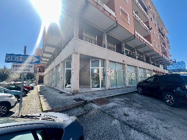 Foto Locale commerciale in VIA DANTE, Fabriano Centro di 941 m² in vendita