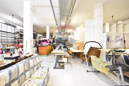 Foto Locale commerciale in Corso Cavour, Dormelletto di 900 m² con 3 locali