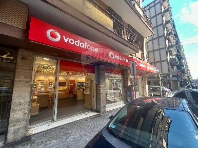 Foto Locale commerciale in Via De Rossi, Bari Murat di 48 m² con 2 locali