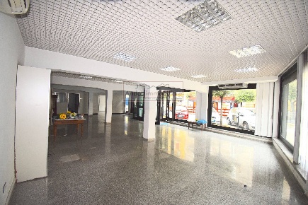 Foto Locale commerciale in Via Della Libertà, Fondi Centro di 220 m²