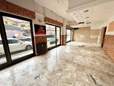 Foto Locale commerciale a Alessandria Piazza Genova di 61 m² con 3 locali