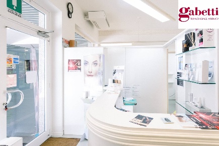 Foto Negozio in Via De Gasperi, Merate Centro di 60 m² con 2 locali