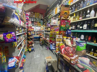 Foto Locale commerciale in Via Alessandro Poerio, Napoli Tribunali di 60 m²