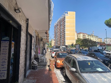 Foto Negozio in Vico Acitillo, Napoli Vomero di 35 m² con 2 locali
