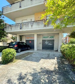 Foto Locale commerciale a Castel di Lama di 102 m² con 2 locali in vendita
