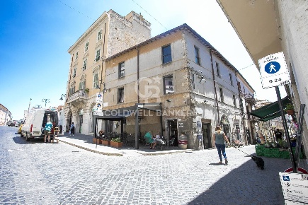Foto Attività commerciale in Piazza Giacomo Matteotti, Tarquinia di 42 m²