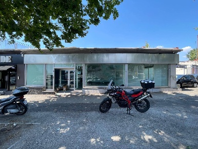 Foto Negozio in Via Nuova Del Campo, Napoli Poggioreale di 336 m²