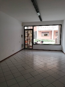 Foto Locale commerciale in Zona Coop Lucrezia, Cartoceto Lucrezia di 95 m²