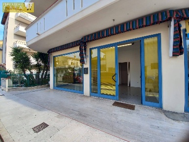 Foto Attività commerciale in VIA VENEZIA, Tortoreto Tortoreto Lido di 60 m²
