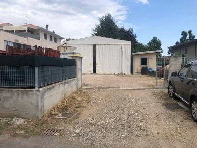 Foto Magazzino in VIA VARESE, Cairate Centro di 180 m² in vendita