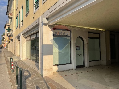 Foto Negozio in Via Cavour, Belluno Centro di 67 m² con 1 locali in vendita