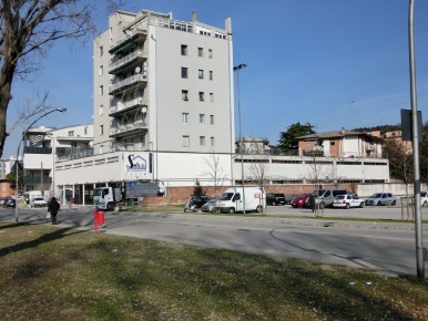 Foto Attività commerciale a Monfalcone Centro di 1000 m² con 1 locali