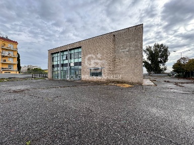 Foto Locale commerciale in VIA DEL MARE, Pomezia Pomezia Centro di 700 m²