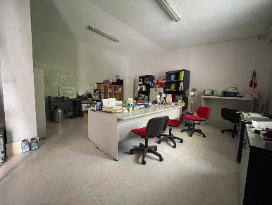 Foto Ufficio in VIA NAPOLI, Maddaloni Centro di 240 m² con 6 locali