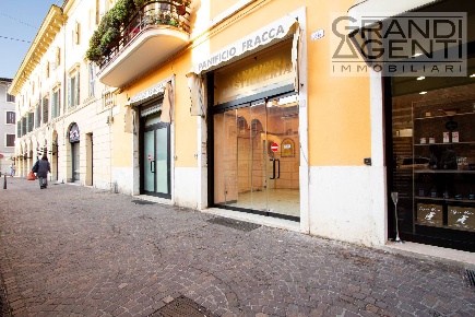 Foto Negozio in vicolo volto san luca, Verona Valverde di 90 m² in affitto