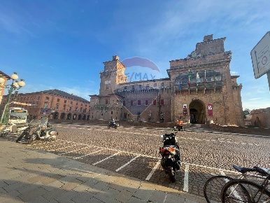 Foto Appartamento a Ferrara Centro Storico di 1000 m² con 20 locali
