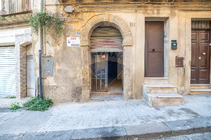 Foto Negozio in Via San Leonardo, Caltagirone Centro di 50 m² con 1 locali