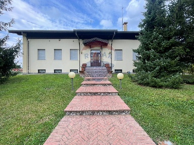 Foto Residence in Via Mora e Gibin, Divignano di 644 m² con 11 locali