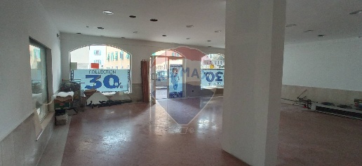 Foto Locale commerciale in via Tiberio Claudio, Cles Centro di 200 m²