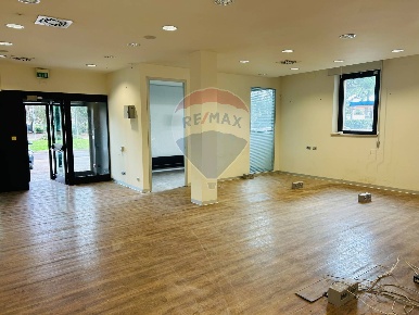 Foto Negozio in Via Los Angeles, Assisi Santa Maria degli Angeli di 110 m²