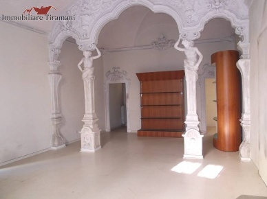 Foto Ufficio in piazza Sant'Antonio, Piacenza Centro Storico di 110 m²