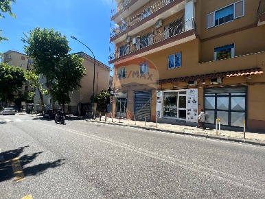 Foto Negozio in Via Bernardo Cavallino, Napoli Zona Ospedaliera di 30 m²