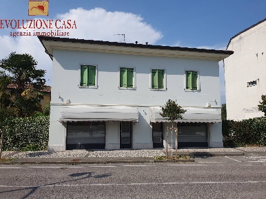 Foto Locale commerciale in piazza libertà, Turriaco di 92 m² con 2 locali