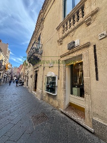 Foto Negozio in Corso Umberto, Taormina Centro di 50 m² con 1 locali