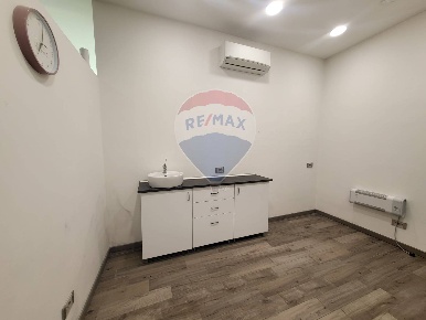 Foto Negozio in Via Rossini, Casnate con Bernate Centro di 43 m² in vendita