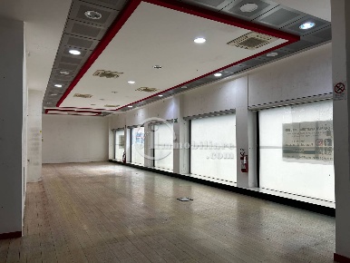 Foto Negozio in Via Giambellino, Milano di 170 m² con 1 locali in vendita