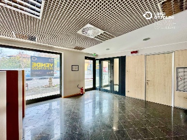 Foto Negozio in piazza necchi, Gazzada Schianno Centro di 159 m² in vendita