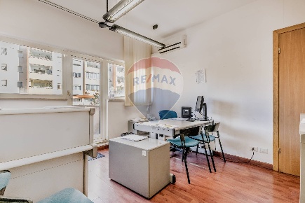 Foto Ufficio in Via Lina Cavalieri, Roma Serpentara di 200 m² con 9 locali