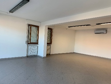Foto Attività commerciale in Via Salicchi, Lucca San Marco - Acquacalda