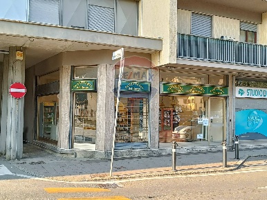 Foto Negozio in Piazza Papa Giovanni XXIII, Torre Boldone Centro di 62 m²