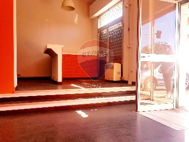 Foto Negozio a Ancona Regione di 65 m² con 2 locali in vendita