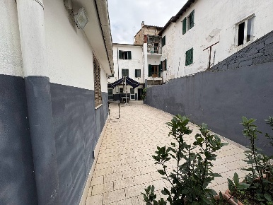 Foto Attività commerciale in Via Filippo Corridoni, Pisa di 450 m²